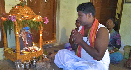 Kỳ lạ người đàn ông tôn thờ ông Trump như Thượng đế