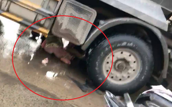 Giây phút thoát chết thần kỳ của 2 cô gái bị cuốn vào gầm xe tải