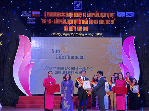 Sun Life vào Top100 sản phẩm, dịch vụ gia đình, trẻ em