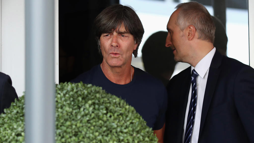 Joachim Low trốn biệt tăm, Đức nhắm đến Wenger