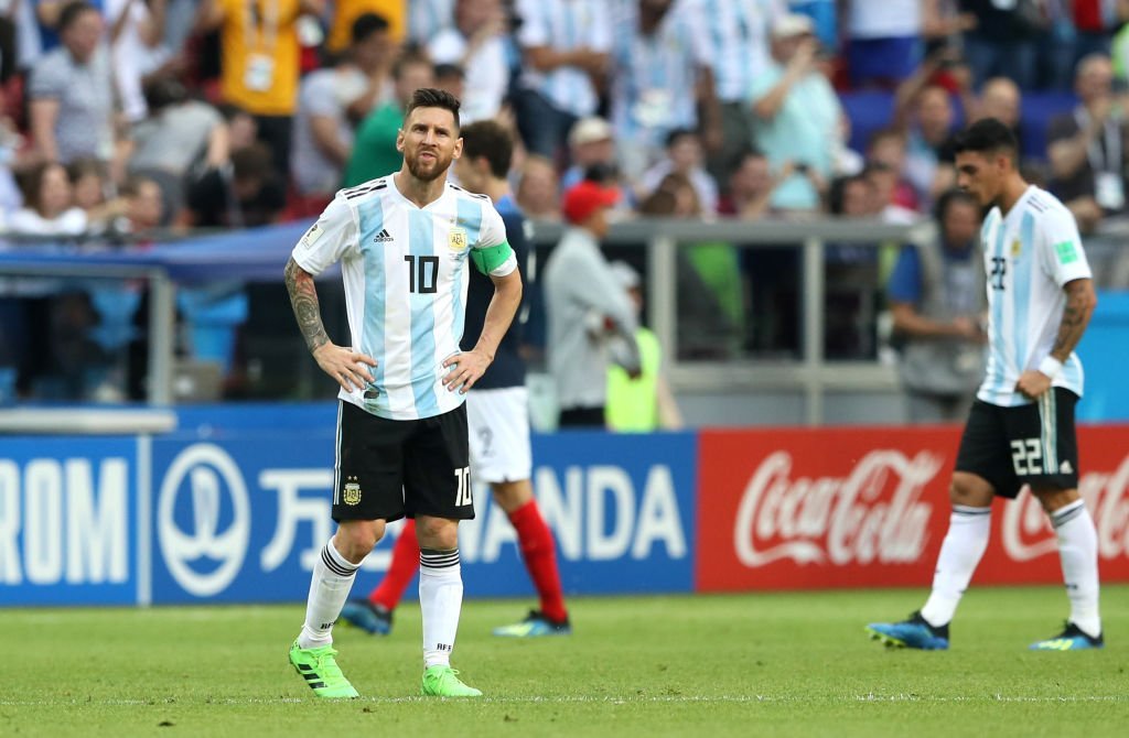 Argentina cúi đầu về nước: Messi nhỏ bé giữa những kẻ tầm thường