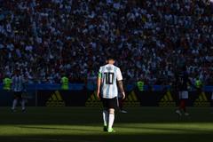 Argentina cúi đầu về nước: Messi nhỏ bé giữa những kẻ tầm thường