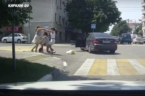 Nữ tài xế Mercedes bị đánh giữa phố vì bấm còi