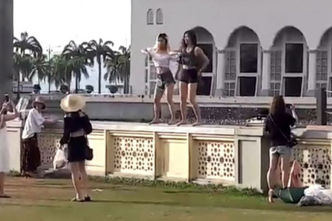 Du khách TQ bị Malaysia trục xuất vì nhảy sexy trước đền thờ