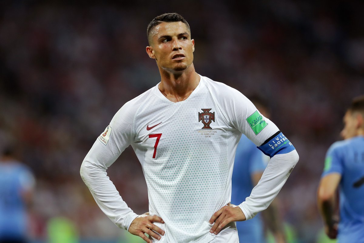 Bồ Đào Nha bị loại, Ronaldo nổi đóa vì chuyện tế nhị