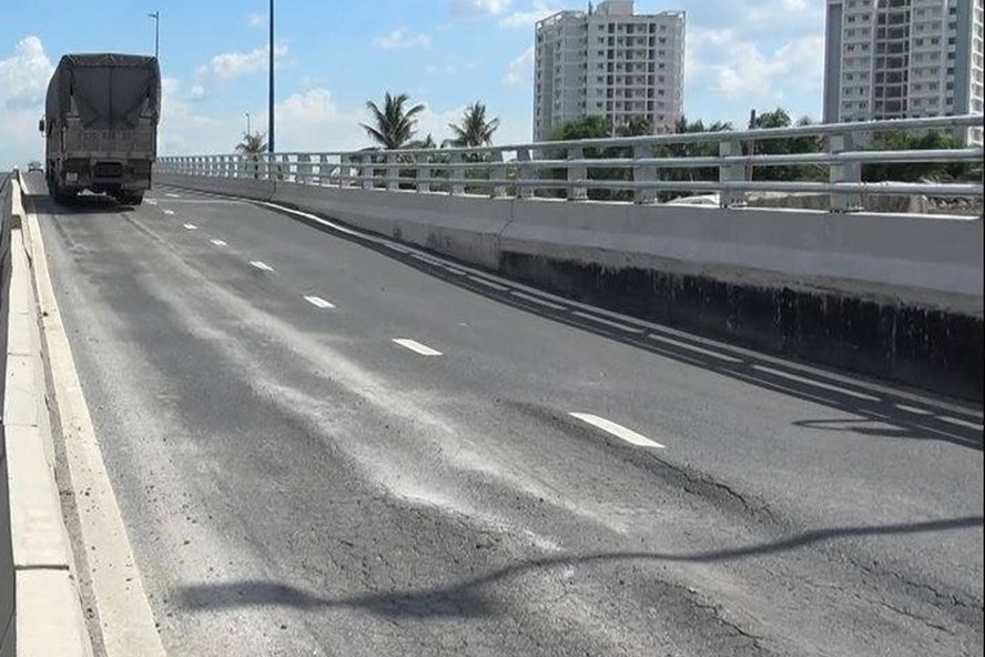 Cầu vượt 200 tỷ ở Sài Gòn vừa thông xe 24 giờ đã sụt lún, trồi nhựa