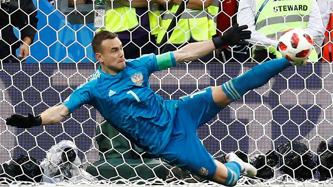 Akinfeev đá bay Tây Ban Nha về nước: Nước Nga gọi tên anh