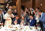 Đang cưới, cặp đôi Nga tạm dừng tiệc để ăn mừng World Cup