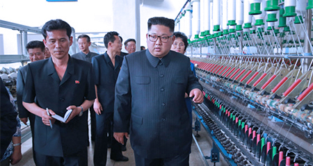 Jong Un thăm xưởng dệt, trách công nhân