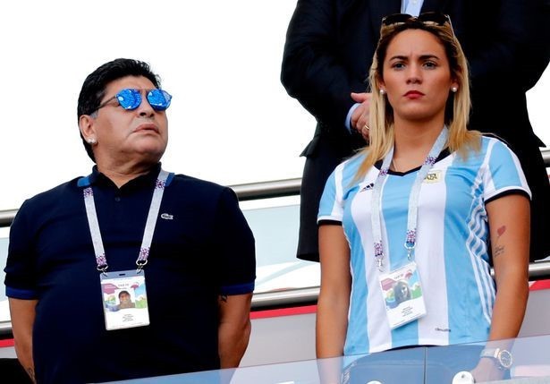 Mỹ nhân khóa môi Maradona ở World Cup là ai?