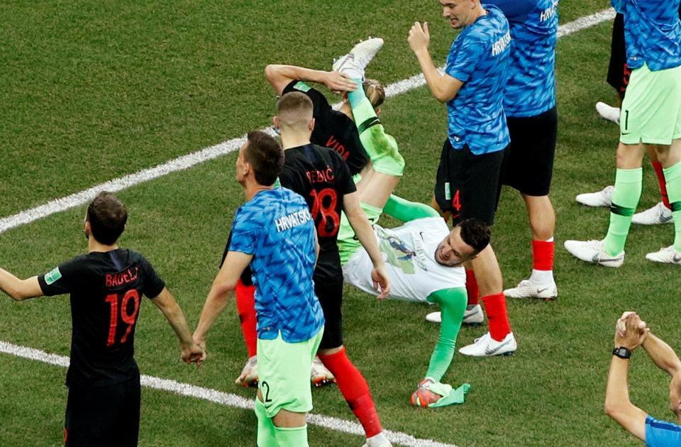 Phì cười cảnh thủ môn Croatia ngã lộn cổ khi ăn mừng