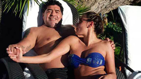 Mỹ nhân khóa môi Maradona ở World Cup là ai?