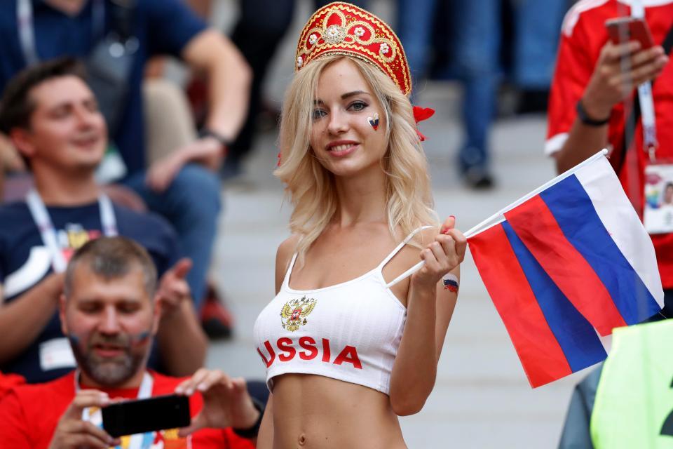 CĐV nữ sexy trở thành bùa may mắn của tuyển Nga