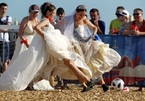 Xem các cô dâu mặc váy cưới đá bóng tại World Cup
