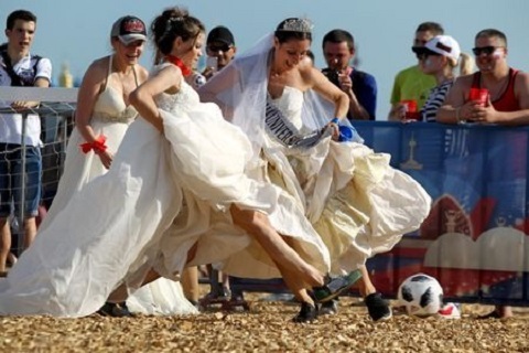 Xem các cô dâu mặc váy cưới đá bóng tại World Cup