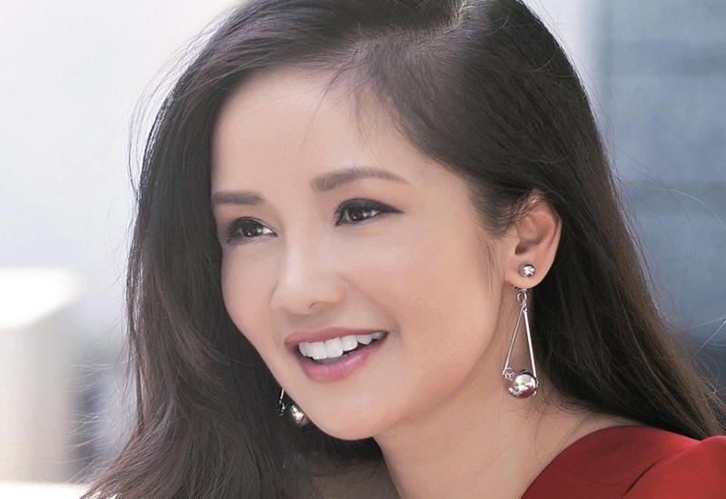 Ca sĩ Hồng Nhung ly hôn vói chồng Mỹ, Lan Khuê được cầu hôn