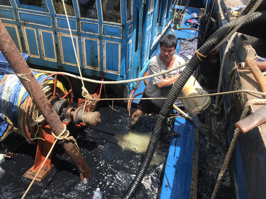 Đà Nẵng: Chìm tàu cá đang neo đậu, 4.000 lít dầu tràn ra sông