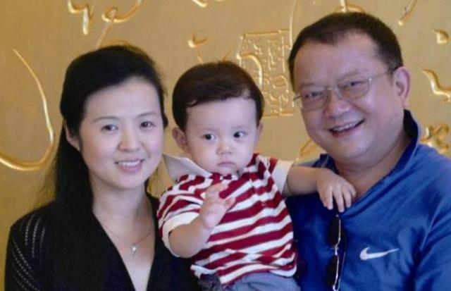 'Hòa Thân' Vương Cương lấy vợ kém 20 tuổi, làm bố ở tuổi 60