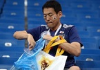 CĐV Nhật vừa khóc vừa nhặt sạch rác trên khán đài