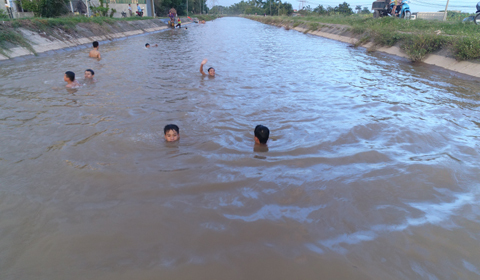 Hà Nội: Thỏa sức 'vùng vẫy' ở bãi tắm miễn phí dài hàng km