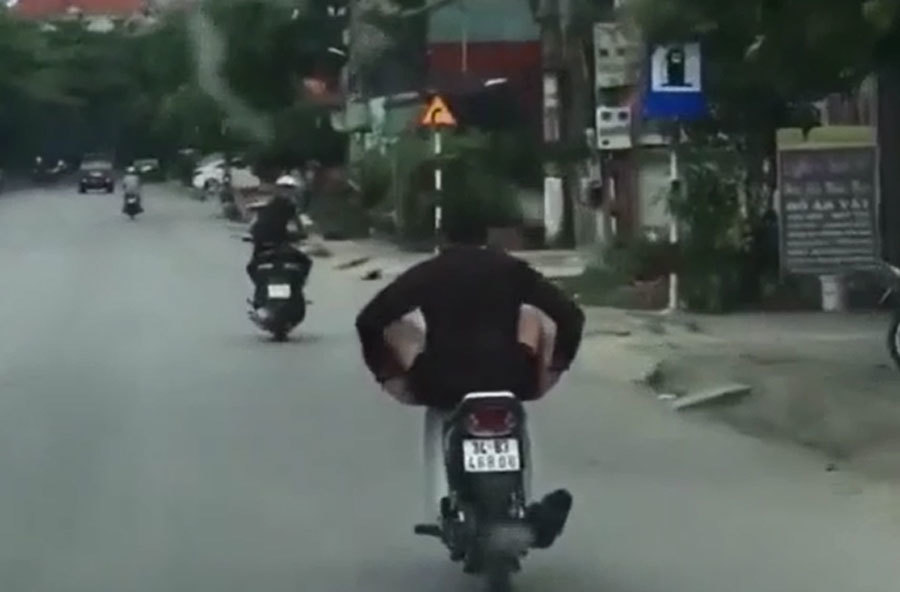 Thanh niên vừa lái xe bằng chân vừa múa náo loạn cả phố