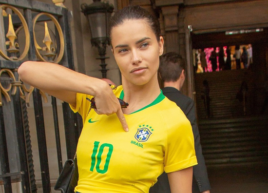 Thiên thần nội y mặc áo mang số của Neymar dự sự kiện thời trang