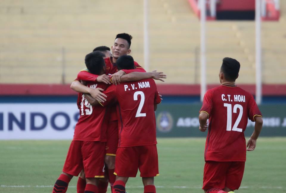 Vùi dập U19 Philippines, U19 Việt Nam lên ngôi đầu bảng