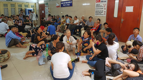 Trẻ em, người lớn nằm la liệt trên bồn hoa, sàn bệnh viện tránh nóng