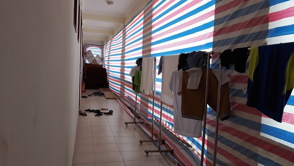 Bên trong khu vực chấm thi cách ly với bên ngoài