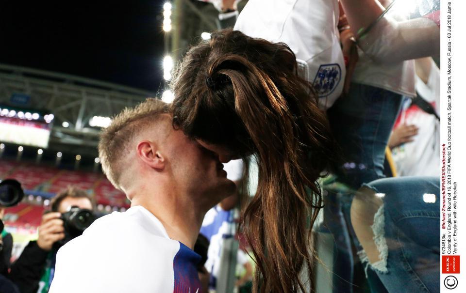 Cầu thủ Anh 'khóa môi' bồ xinh đại náo World Cup