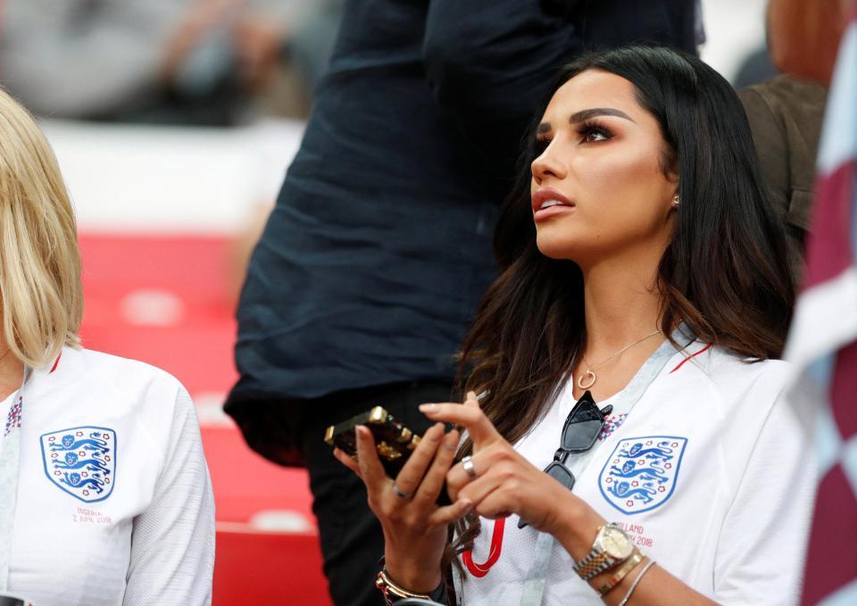 Cầu thủ Anh 'khóa môi' bồ xinh đại náo World Cup