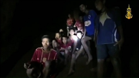 Đội bóng Thái Lan sống sót trong hang bằng cách nào?