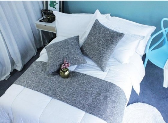 Tại sao khách sạn nào cũng phải trải một mảnh vải ngang giường?