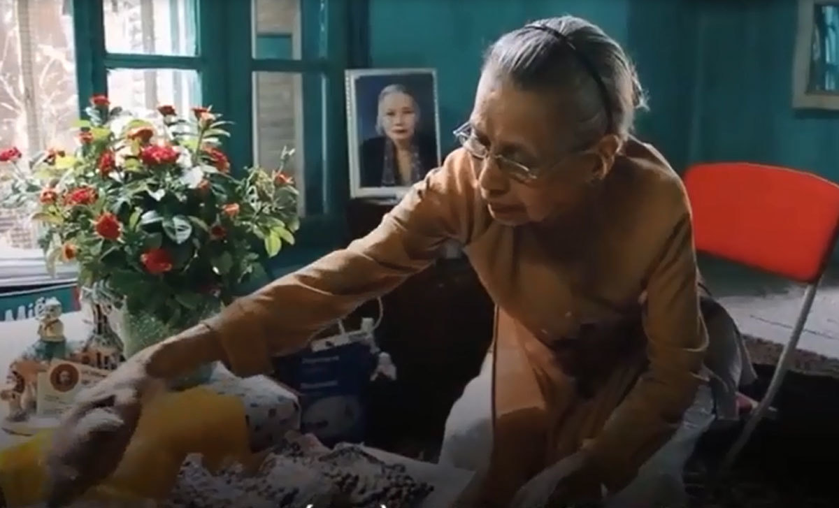Gặp bà Vân 'xịn' trên phố Bà Triệu, 50 năm bán lạc rang húng lìu