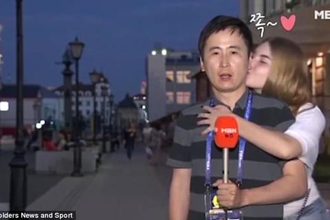 nam phóng viên Hàn bị hôn má
