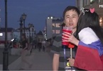 Đang đưa tin World Cup, nam nhà báo bị nữ cổ động viên hôn