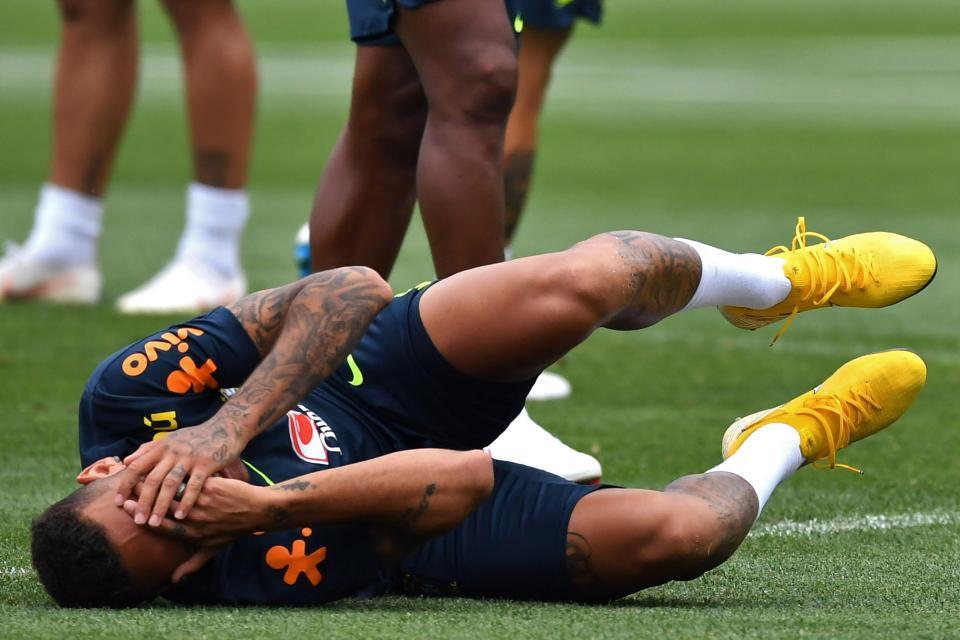 Neymar ăn vạ trên sân tập trước trận gặp Bỉ