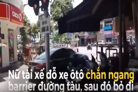 Ôtô chắn ngang barrier đường ray mặc tàu hỏa sắp đến