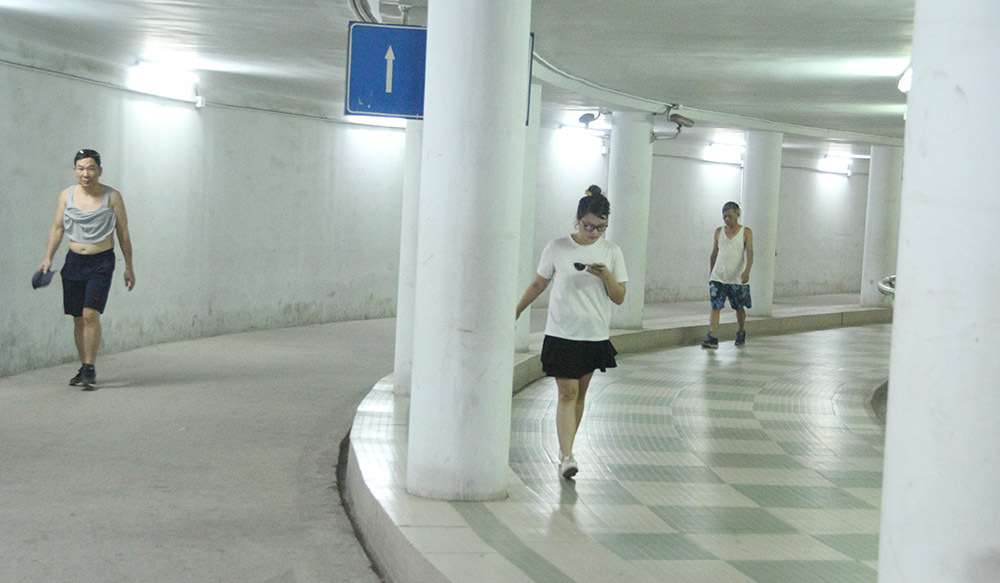 Bất ngờ nơi mát như điều hòa giữa Hà Nội, trăm người dân tha hồ chạy nhảy