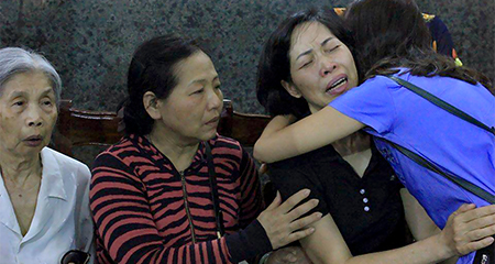 Cái ôm đặc biệt của 2 bà mẹ hiến tặng giác mạc con gái