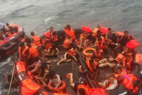 Lật tàu du lịch ở Thái Lan, vẫn còn 53 người mất tích