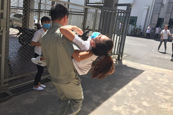 Hàng loạt công nhân ngất xỉu vì hít phải khí lạ