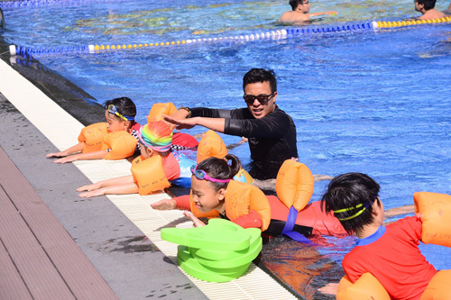 Dạy bơi miễn phí cho cư dân nhí Vinhomes