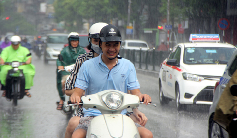 Hà Nội 'hả hê' đón mưa giải nhiệt sau đợt nóng nghẹt thở