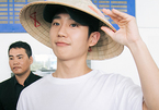 Jung Hae In đội nón lá, cười tươi với fan Việt ở sân bay