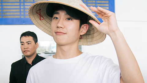 Jung Hae In đội nón lá, cười tươi với fan Việt ở sân bay