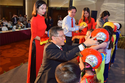 HS lớp 1 được nhận mũ bảo hiểm trong năm học mới