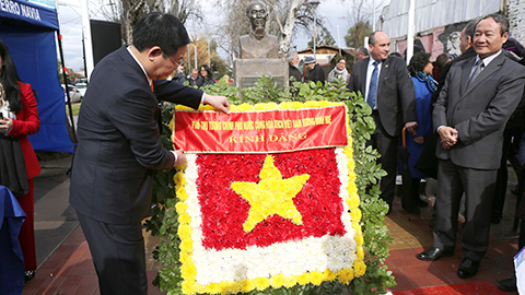 Phó Thủ tướng Vương Đình Huệ dâng hoa tại Công viên Hồ Chí Minh ở Chile