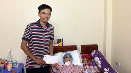 Anh Nguyễn Văn Hùng xúc động đón nhận tấm lòng bạn đọc