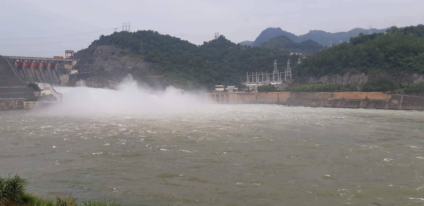 Mưa lớn diện rộng, nhiều thủy điện lớn xả cửa đáy